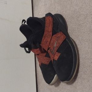 Lebron 12 Soldier "Bred" size 7y